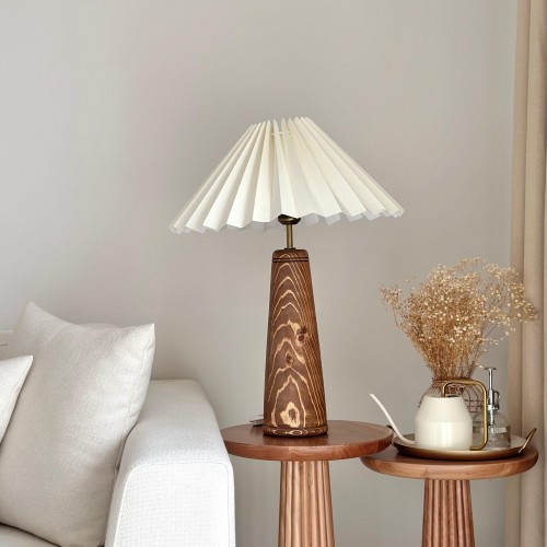 Pleated Perfection Koleksiyonu – El Yapımı Ahşap Gövdeli Abajur, 45 cm Krem Pileli Başlık